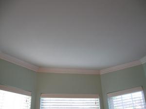 Красим потолок водоэмульсионной краской легко и просто